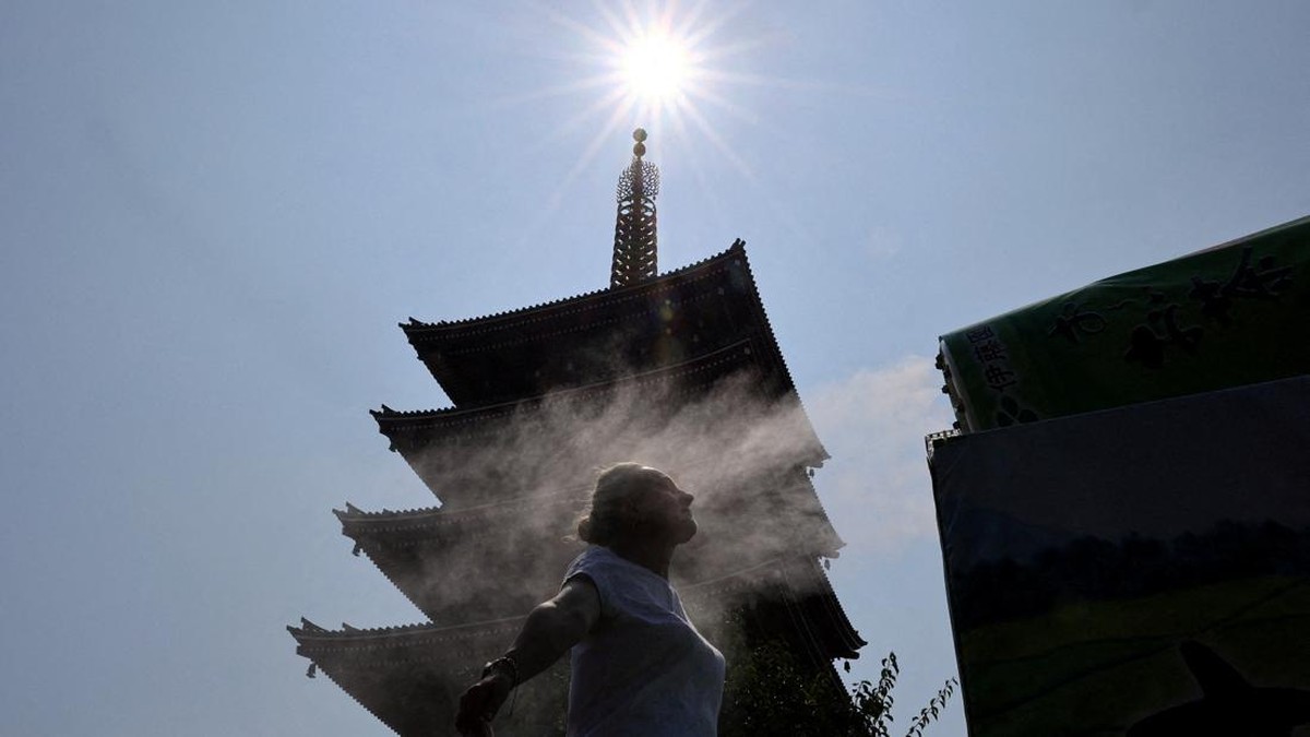 Foto: Seorang pengunjung beristirahat di dekat kabut pendingin di depan pagoda lima lantai di kuil Sensoji, tempat wisata populer, saat pemerintah Jepang mengeluarkan peringatan serangan panas di Tokyo dan prefektur lainnya karena gelombang panas, di Tokyo, Jepang, 22 Juli 2026. (REUTERS/Issei Kato)