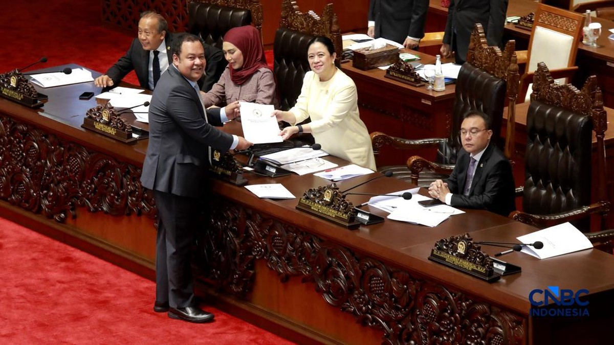 Foto: Rapat Paripurna DPR RI Ke-26 Masa Persidangan V Tahun Sidang 2025–2026 secara resmi telah mengesahkan Rancangan Undang-Undang tentang Pusat Finansial Internasional Indonesia (RUU PFII) menjadi Undang-Undang, Jakarta, Selasa, (21/7/2026). (CNBC Indonesia/Muhammad Sabki)