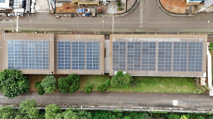 Kawasan Industri Cikampek Hijaukan Operasional dengan Surya, Efisiensi & Emisi Terjamin