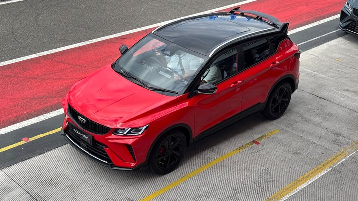 Geely Coolray: Strategi Berani Suntikkan Mesin Bensin di Tengah Dominasi Merek Jepang di Segmen SUV Kompak