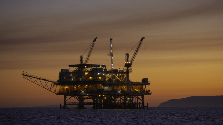 Platform Edith, sebuah platform minyak dan gas lepas pantai yang dioperasikan oleh DCOR LLC, di lepas pantai Long Beach, California, AS./Bloomberg-Tim