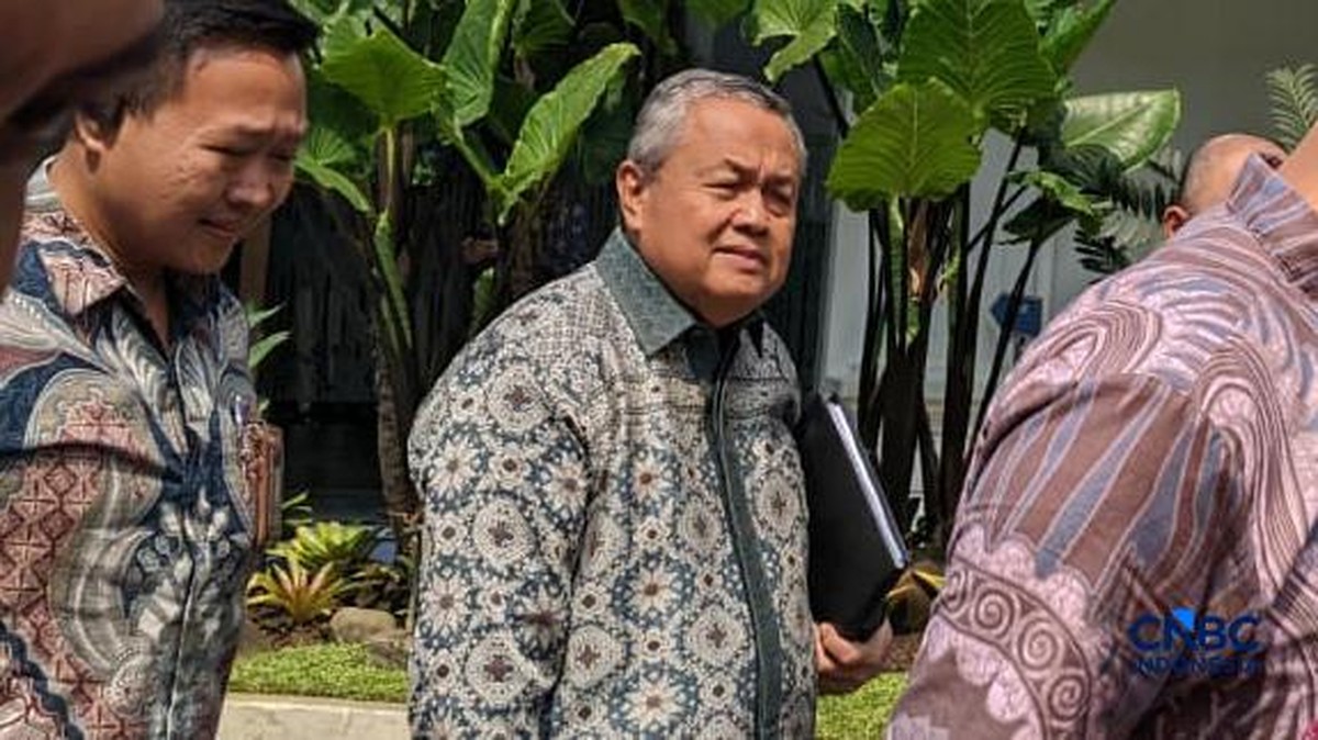 Foto: Gubernur Bank Indonesia, Perry Warjiyo saat tiba di Istana Negara, Jakarta, Selasa (7/4/2026). (CNBC Indonesia/Emir Yanwardhana)