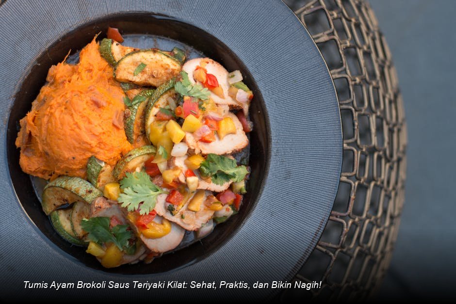 Tumis Ayam Brokoli Saus Teriyaki yang mengkilap dan pekat, disajikan hangat di piring putih dengan taburan biji wijen sangrai sebagai garnish.