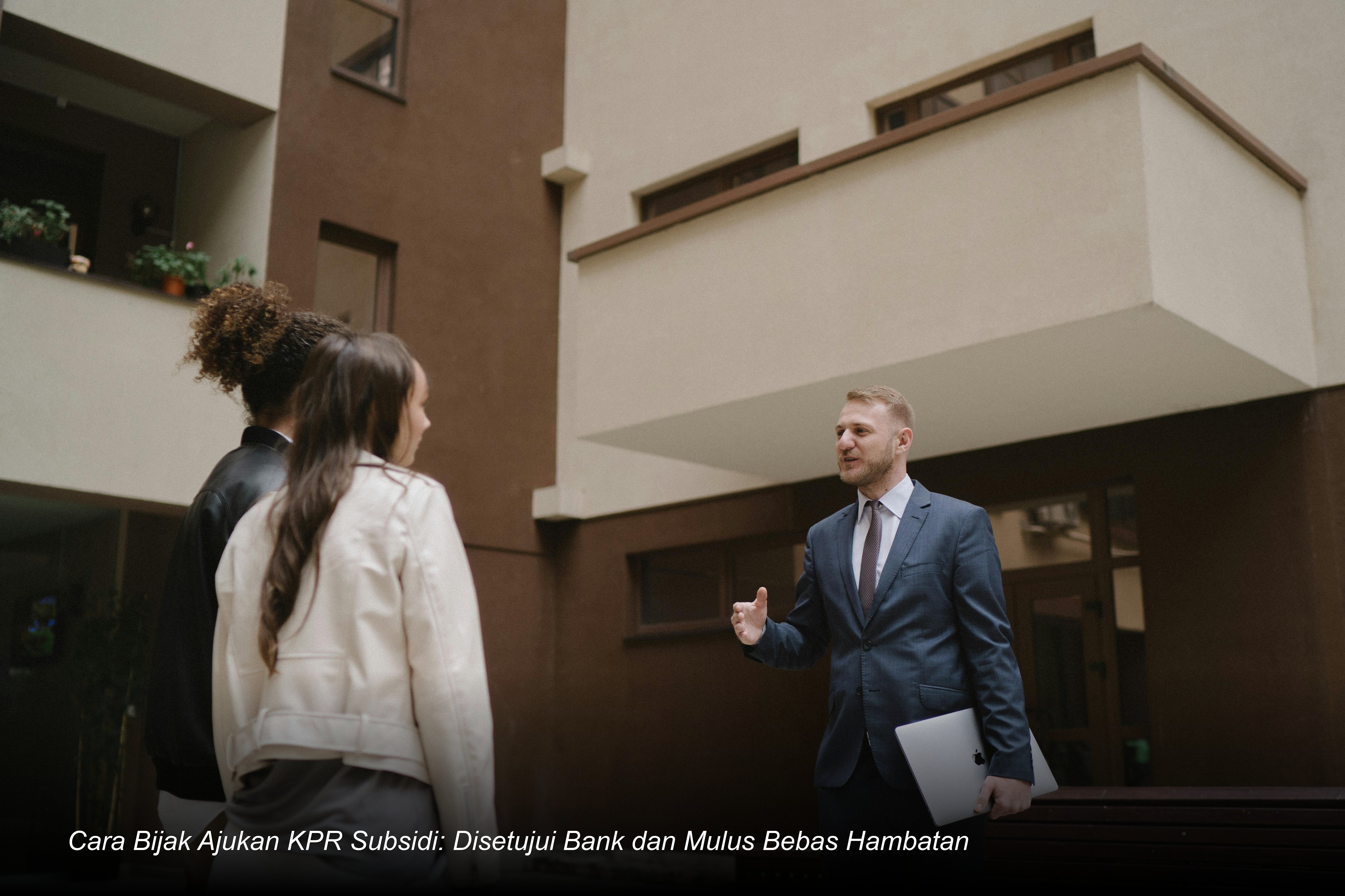 Seorang profesional bank sedang memandu calon debitur menandatangani dokumen perjanjian kredit di meja akad yang modern.